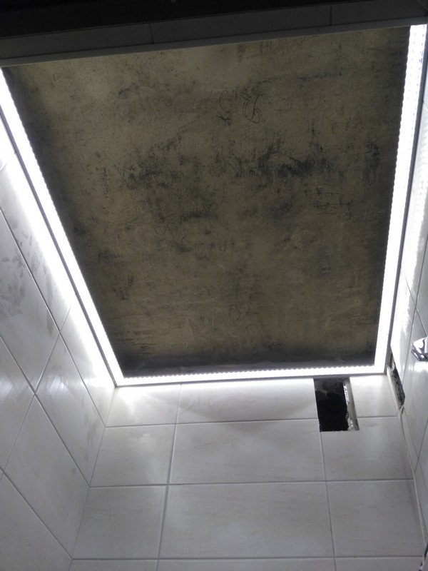 Душевая комната - во время монтажа натяжного потолка - смонтирован контурный профиль и светодиодная лента