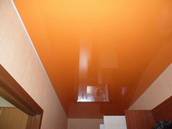 Оранжевый-глянцевый натяжной потолок в коридоре - Фото 1
