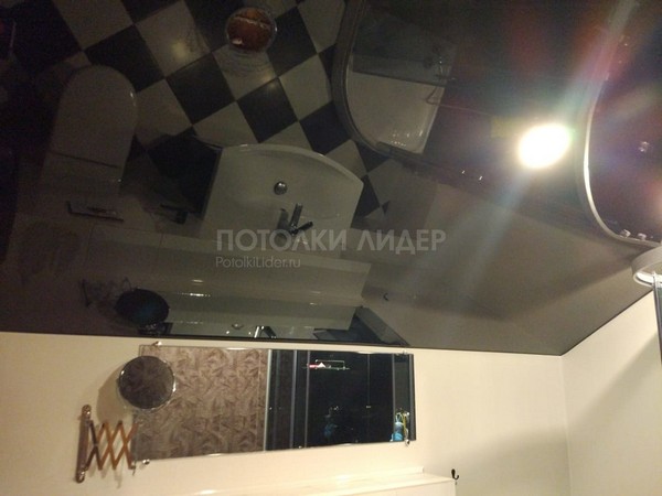 Наклонный чёрный-глянцевый натяжной потолок в санузле - Фото 2