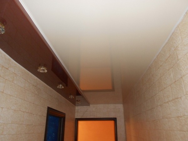 Двухуровневый-глянцевый натяжной потолок в прихожей-коридоре