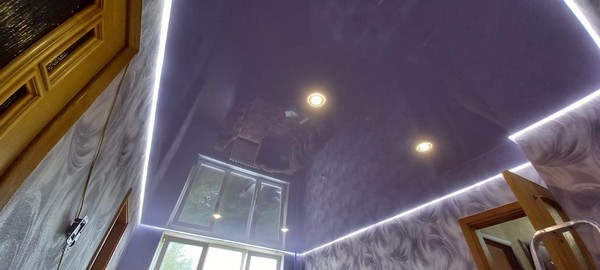 Глянцевый натяжной потолок с парящей подсветкой и точечными светильниками в однокомнатной квартире