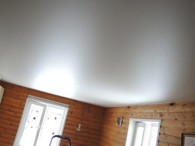 Натяжной потолок в бревенчатом доме (сатиновый)