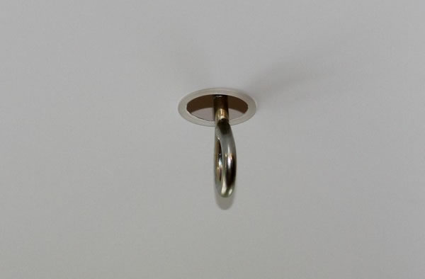 Кольцо для качели или  боксёрской груши установлено в ПВХ натяжной потолок