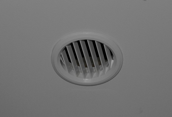 Диффузор решётка – закрывает  отверстие в ПВХ натяжном потолке