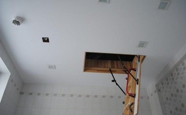 Люк с лестницей на  чердак в сочетании с натяжным потолком