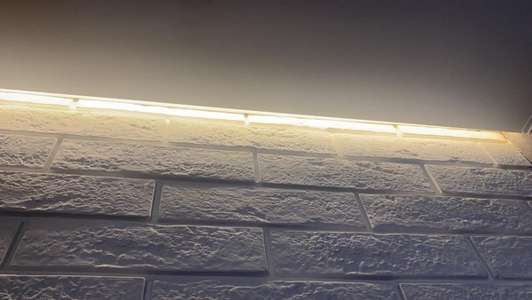 Парящий натяжной потолок подсвечивает кирпичики на стене - Фото 1