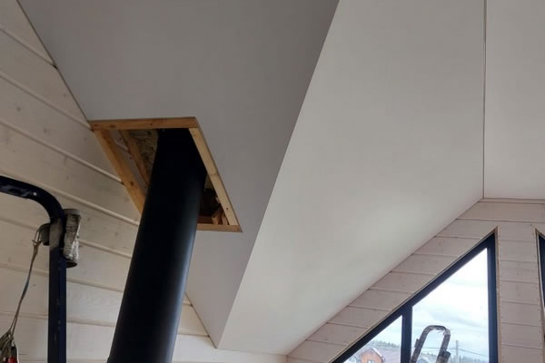 Обход металлической печной  трубы натяжным потолком – Фото 4