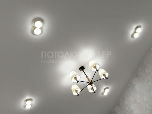 Натяжной потолок с люстрой и точечными светильниками – Фото 3