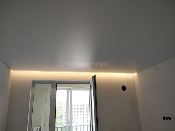 Натяжной потолок со скрытым карнизом с подсветкой – Фото 1