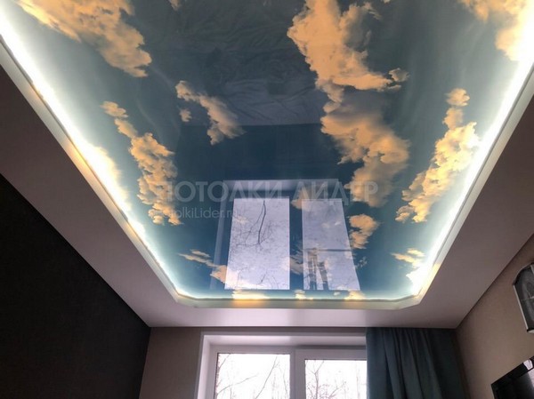 Натяжной потолок глянцевый с готовой фотопечатью «Небо с облаками» и запотолочной подсветкой – Фото 2