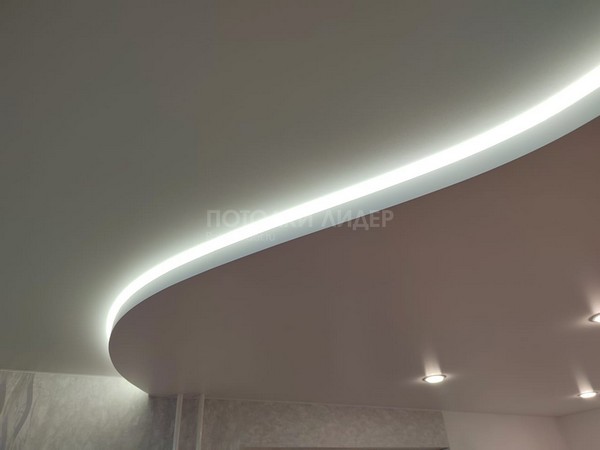 Двухуровневый натяжной потолок с подсветкой в гостиную  – Фото 2