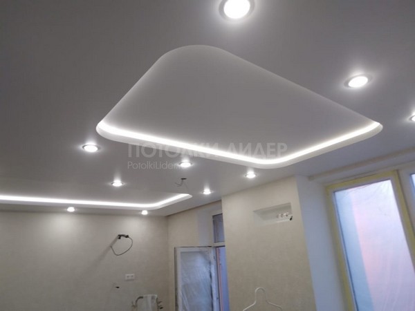 Двухуровневый натяжной потолок современный с подсветкой, в гостиную  – Фото3
