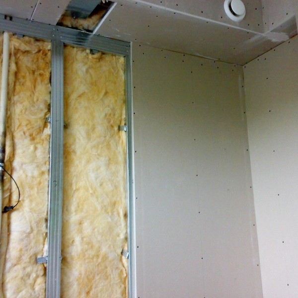 Стена с утеплителем или звукоизоляцией, сверху 1 лист гипсокартона