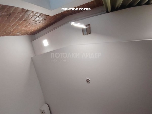 До монтажа, видно испорченный гипсокартонный потолок – Фото 2