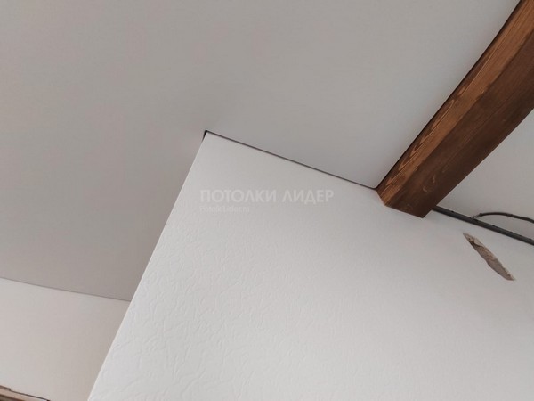 Теневые натяжные потолки с балками. Видно теневое примыкание натяжного потолка к балкам и стенам – Фото6