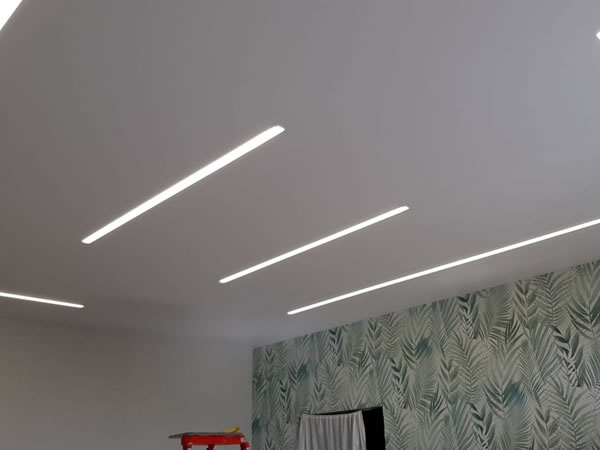Две прямые и две Г-образные световые  линии равномерно расположенные по потолку – полностью справляются с освещением  14м2 площади помещения - Фото 2