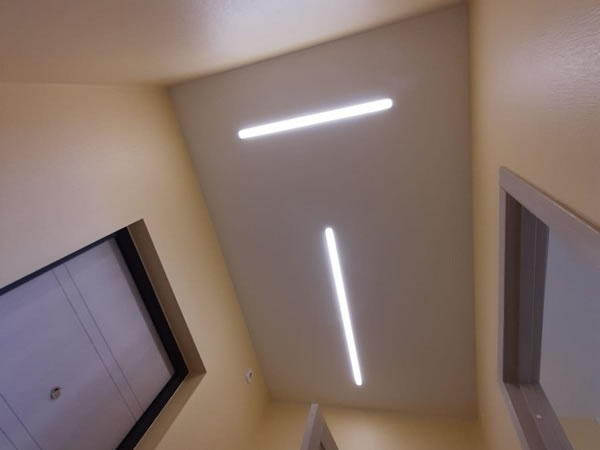 Две не яркие световые линии,  полностью справляются с освещением небольшой прихожей – Фото 3