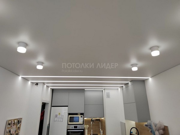 Подсветка кухонной зоны квартиры студии световыми линиями, а  спальной части точечными светильниками – Фото 3