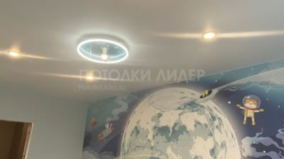 Накладная светодиодная люстра на натяжном потолке – Фото 2