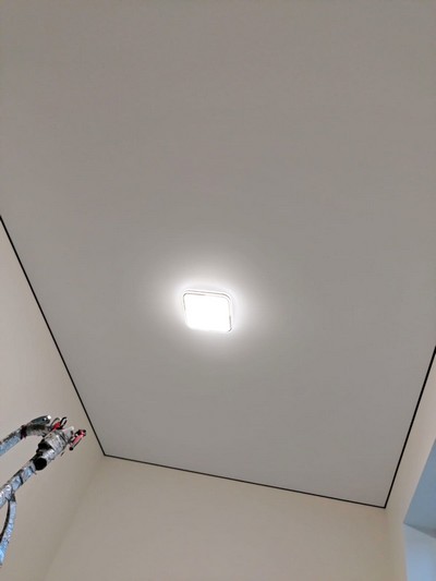Накладная светодиодная люстра на натяжном потолке – Фото 1