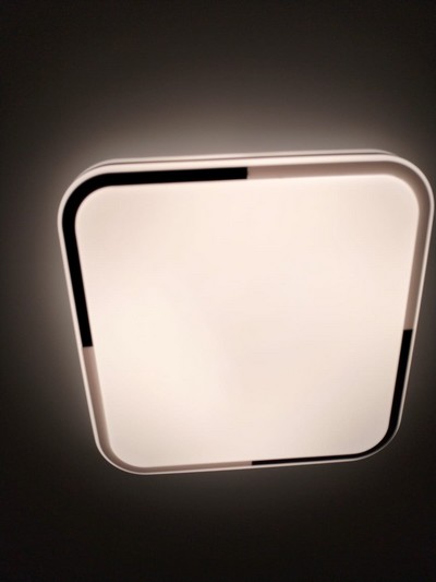 Накладная светодиодная люстра на натяжном потолке, вид в упор – Фото 2