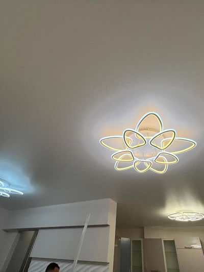 Накладная светодиодная люстра на натяжном потолке – Фото 3