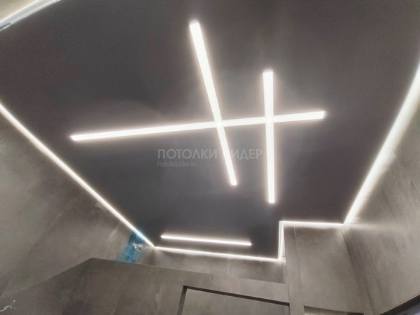 Парящий натяжной потолок со световыми линиями в санузле