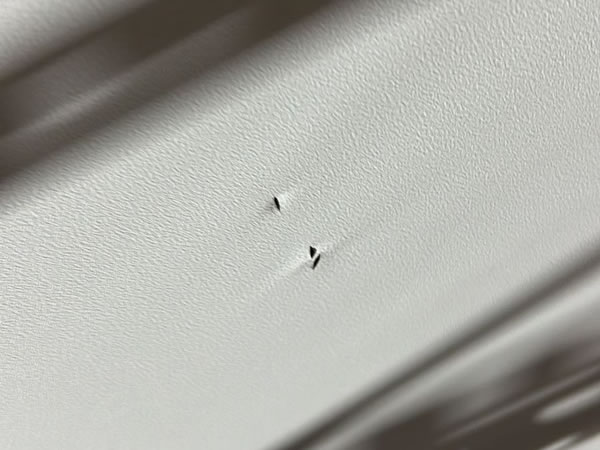 Дырка на полотне натяжного потолка – перекрой не возможен
