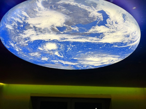 Круглое световое окно с фотопечатью на натяжном потолке – Фото 1
