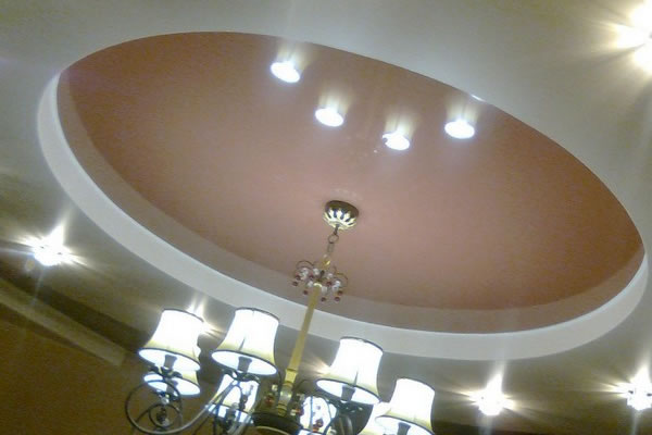 1. Двухуровневый потолок с вогнутым кругом. Белый – гипрок. Круг – натяжной потолок