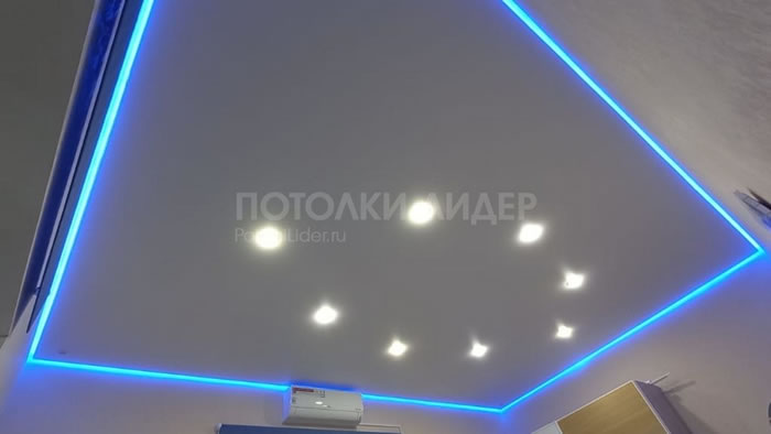 Натяжной потолок с овалом из светильников – Фото 1
