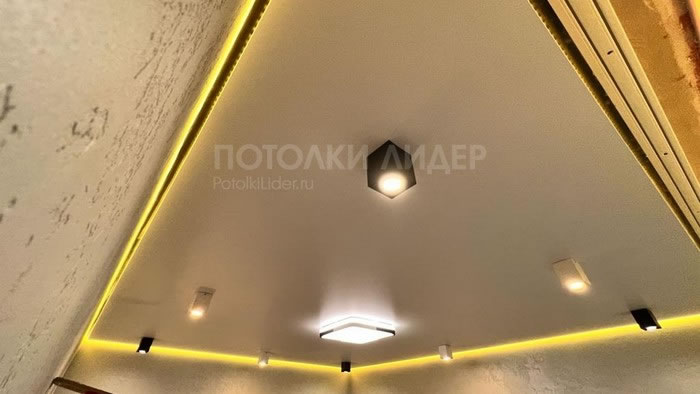Натяжной потолок с квадратом из квадратных разноцветных светильников – Фото 4