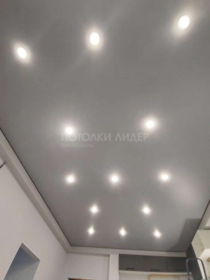 Натяжной потолок с точечными светильниками расположенными в шахматном порядке – свет «вкл.» – Фото 1