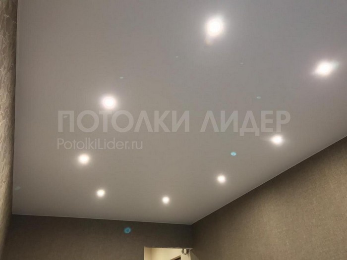 Овал из светильников на натяжном потолке в гостиной – Фото 1