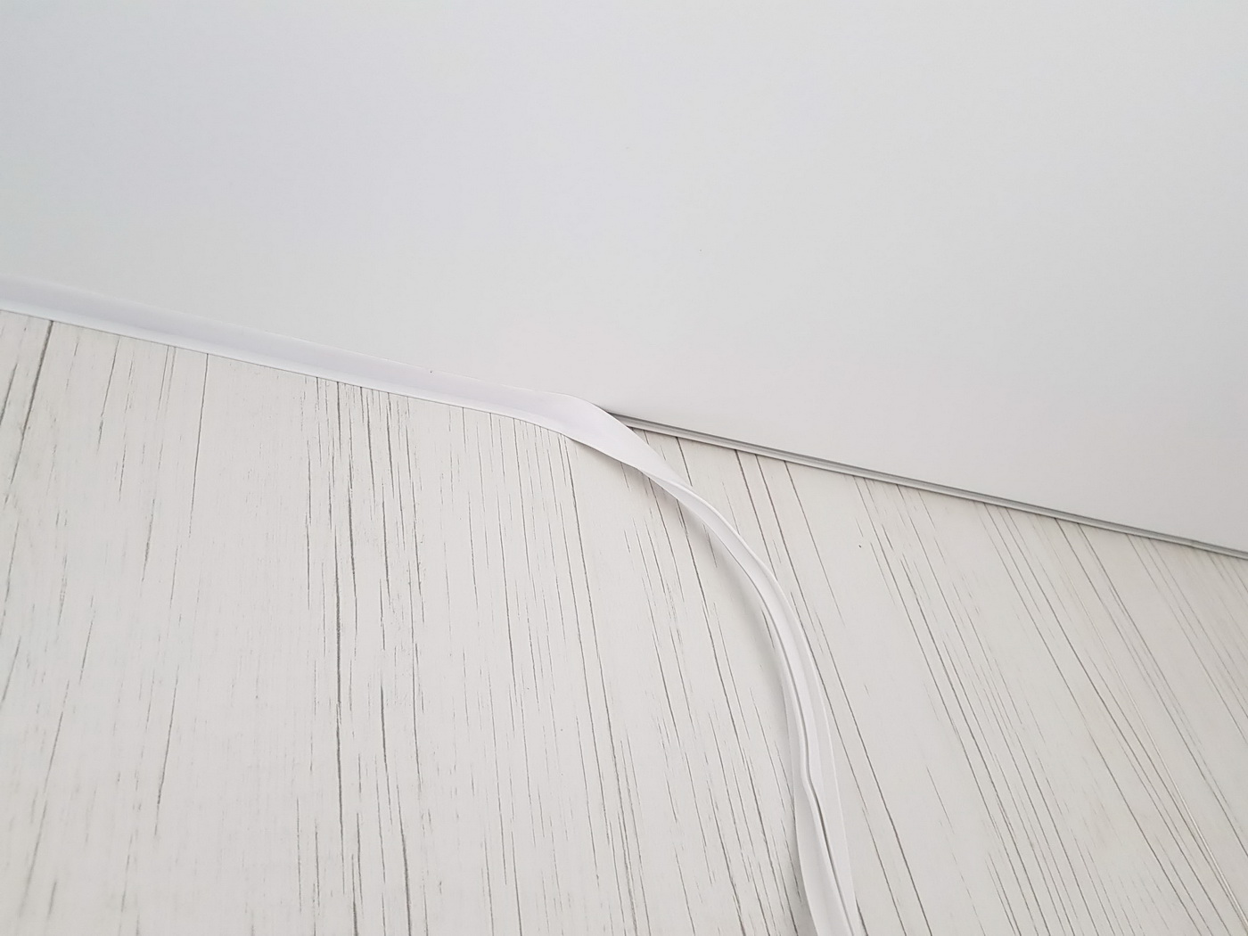 ПВХ-натяжной потолок с демонстрацией маскировочной ленты