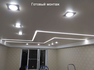 Натяжной потолок со световыми линиями и квадратными точечными светильниками