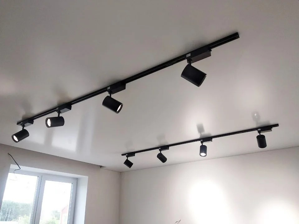 Накладные светильники на натяжной потолок в интерьере - 93 фото