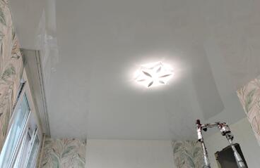 02.11.2023 - Глянцевый натяжной потолок со скрытым карнизом на БП-40 - Фотографии