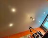 25.03.2023 - Натяжной потолок с люстрой и светильниками в гостиной