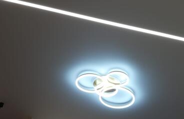 10.04.2023 - Студия со световыми линиями и скрытым карнизом. Потолок Bauf - Фотографии