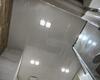 27.03.2023 - Глянцевый натяжной потолок в санузле с квадратными светильниками