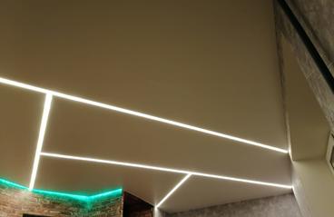 02.10.2020 - Натяжной потолок со световыми линиями и парящей подсветкой на стене с кирпичиками - Фотографии