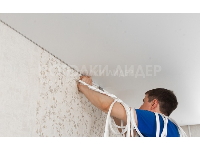 04.07.2023 - Вставка маскировочной ленты по периметру натяжного потолка