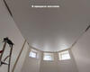 18.05.2023 - Простой белый матовый потолок с точечными светильниками и люстрой - Фото №6
