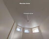 18.05.2023 - Простой белый матовый потолок с точечными светильниками и люстрой - Фото №9