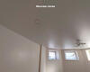 18.05.2023 - Простой белый матовый потолок с точечными светильниками и люстрой - Фото №10