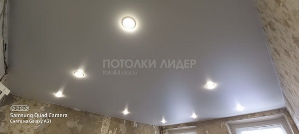 Простой, ровный натяжной потолок со светильниками