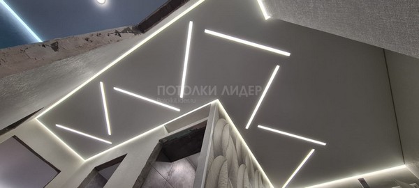 Натяжной потолок со  световыми линиями – Фото 1