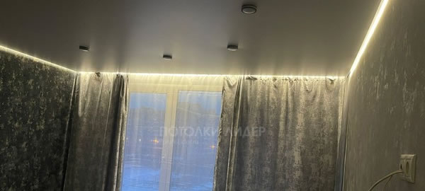 Натяжной потолок с  парящей подсветкой и точечными светильниками – Фото 3