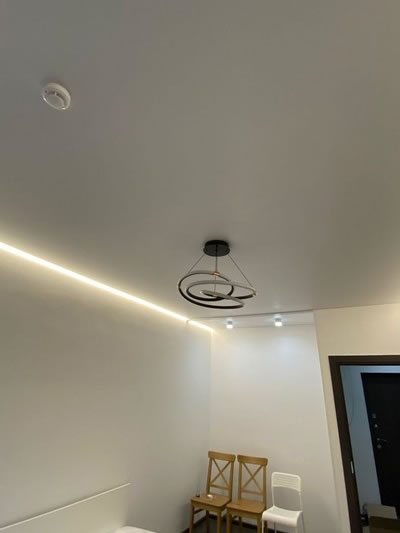 Накладная светодиодная люстра на натяжном потолке – Фото 4